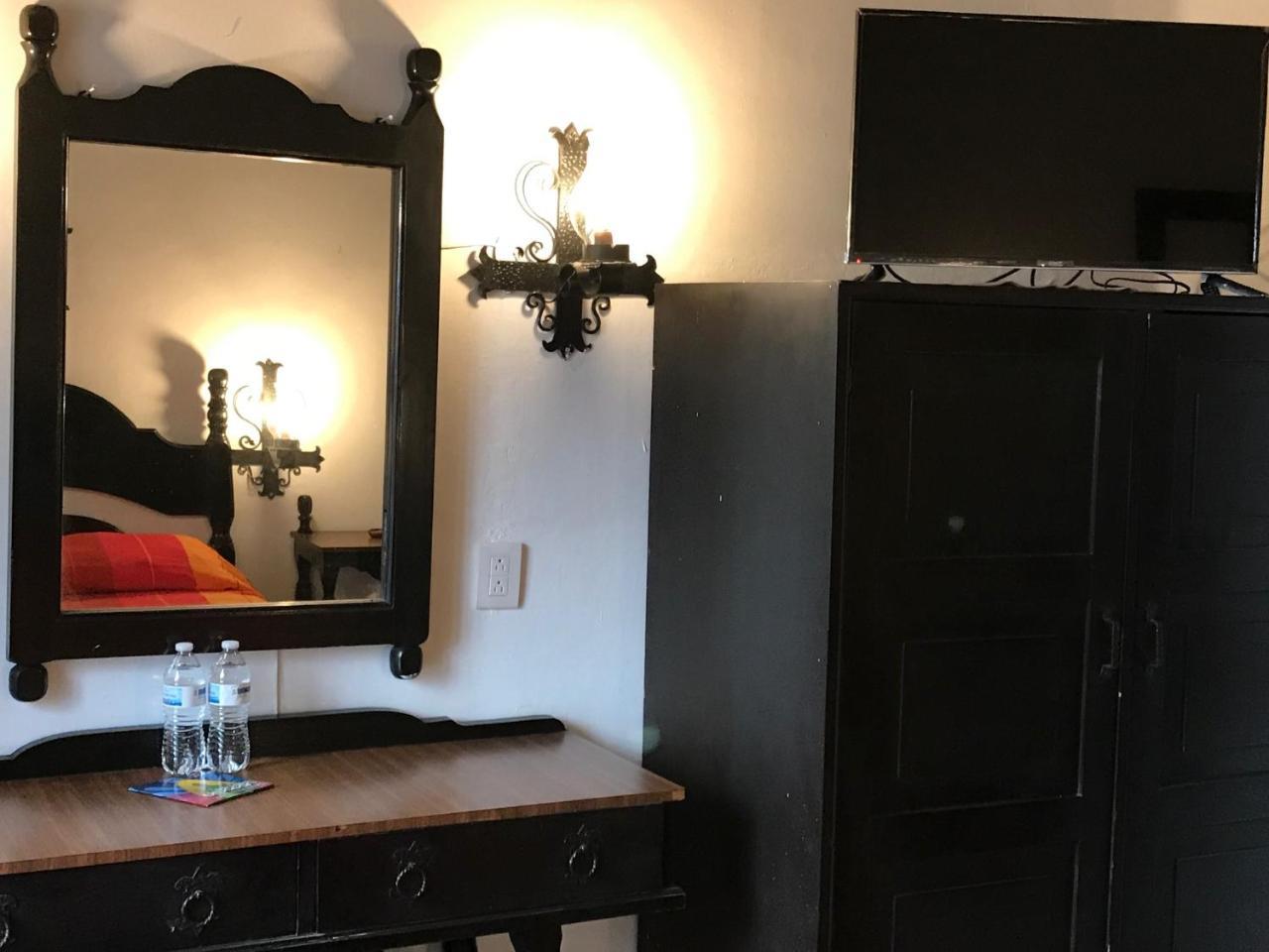 Hotel Villa De Flores Uruapan  Экстерьер фото