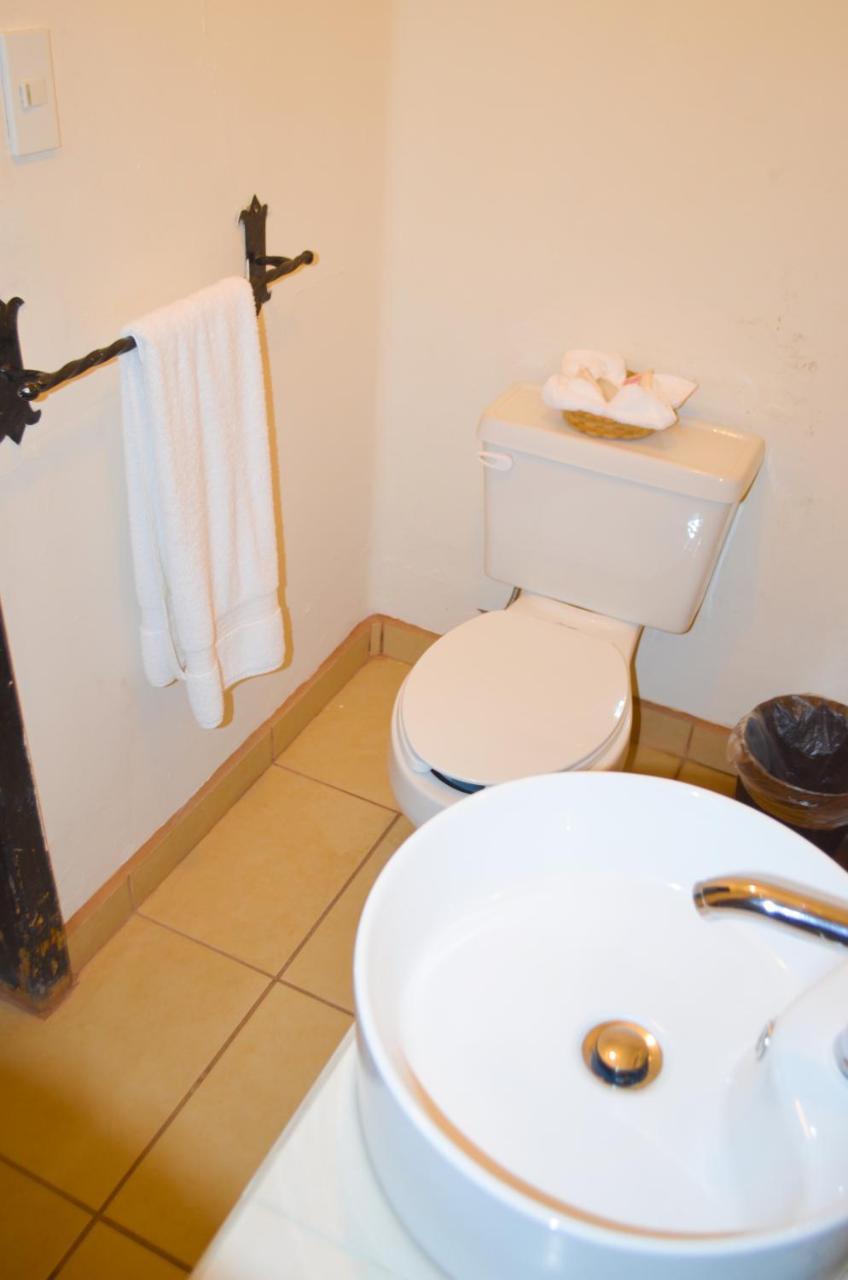 Hotel Villa De Flores Uruapan  Экстерьер фото