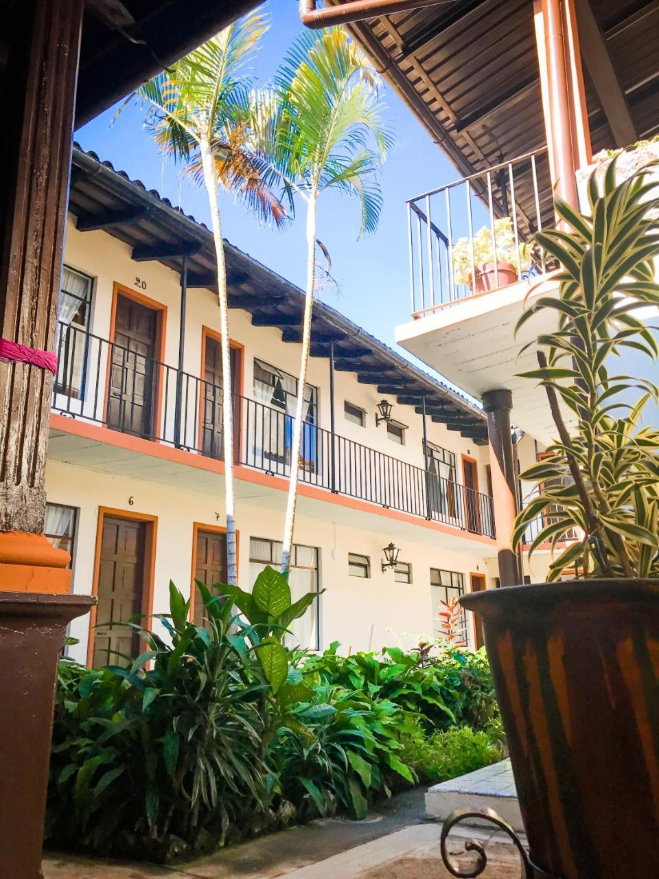 Hotel Villa De Flores Uruapan  Экстерьер фото