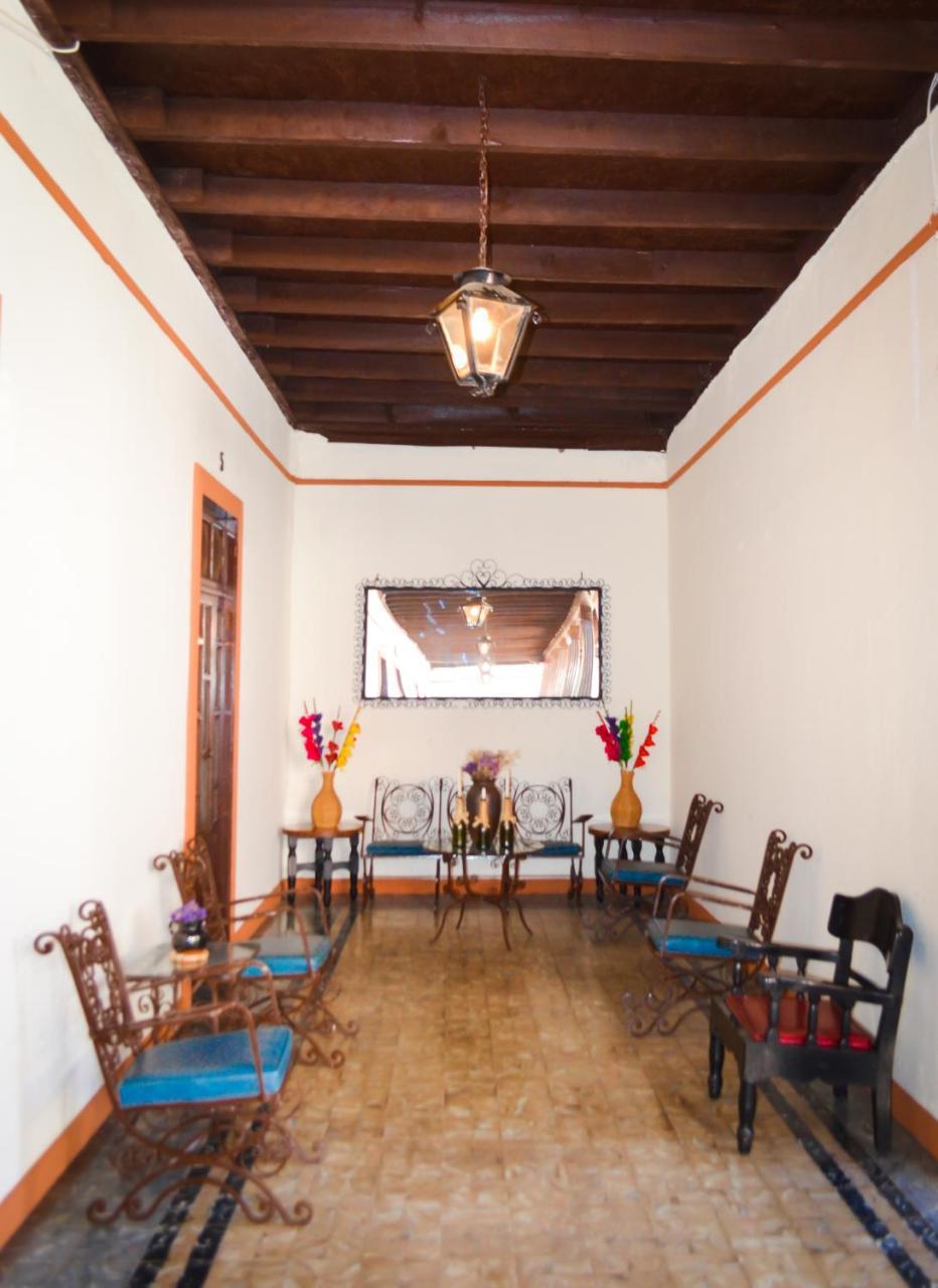 Hotel Villa De Flores Uruapan  Экстерьер фото