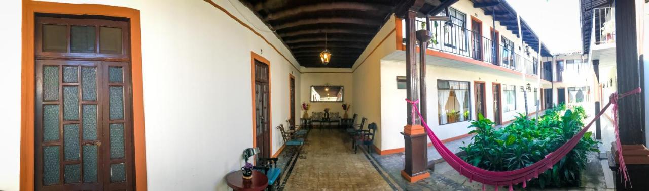 Hotel Villa De Flores Uruapan  Экстерьер фото