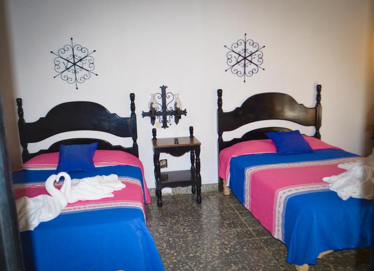 Hotel Villa De Flores Uruapan  Экстерьер фото