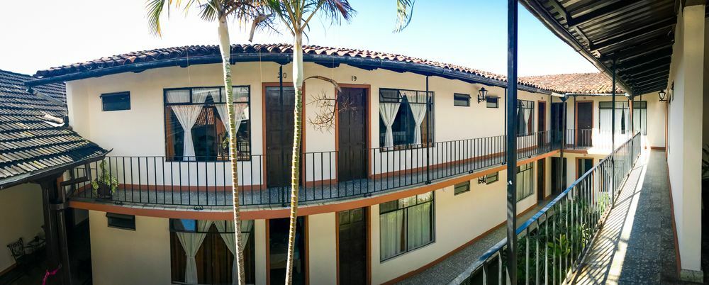 Hotel Villa De Flores Uruapan  Экстерьер фото