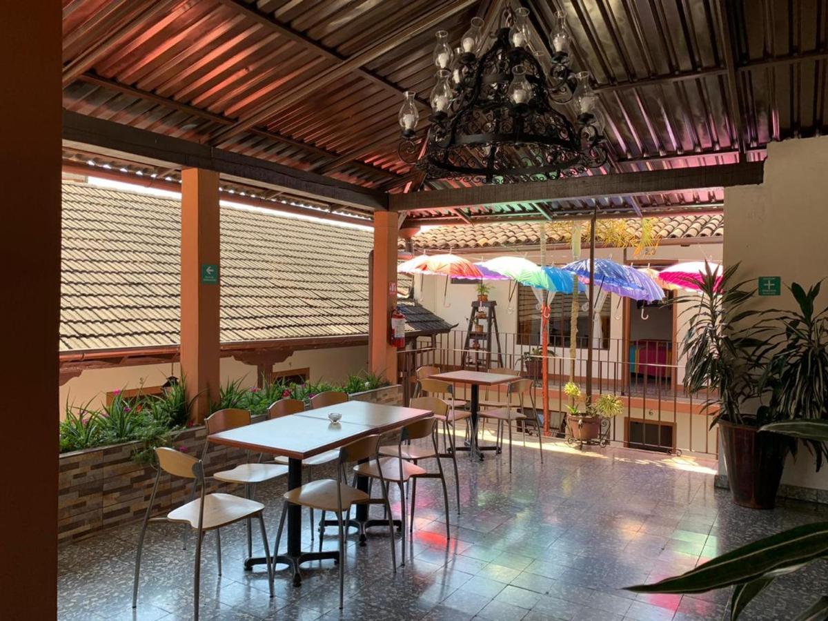 Hotel Villa De Flores Uruapan  Экстерьер фото