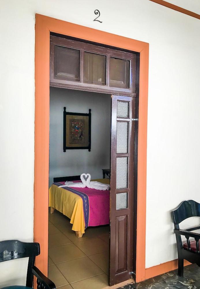 Hotel Villa De Flores Uruapan  Экстерьер фото